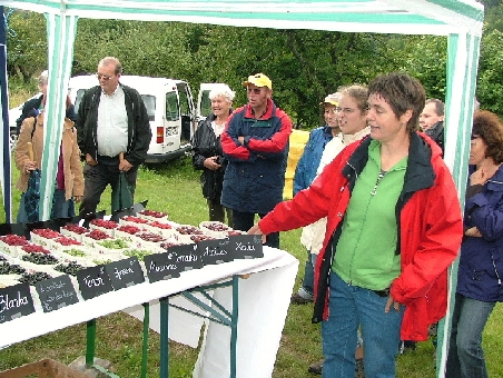 Doris Eberspächer präsentiert ihre Früchte